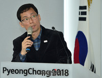 [포토] 평창동계올림픽 준비현황 설명하는 신용식 대회조정관
