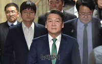 [포토] 비장한 얼굴로 입장하는 국민의당 안철수 대표