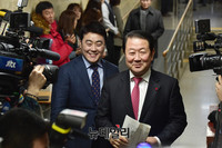 [포토] 밝은 얼굴로 의원총회 향하는 박주선 의원