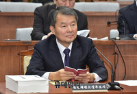 [포토] 헌법 들고 청문회 임하는 이진성 헌재소장