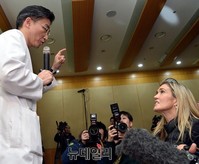 [포토] 외신 기자에게 설명하는 이국종 교수