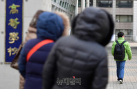 [포토] 2018대학수능, 쉽게 떨어지지 않는 학부모의 발길