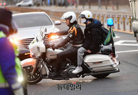 [포토] 수송지원 오토바이로 시험장 도착한 수험생