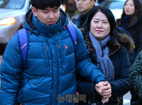[포토] 2018수능, 아들 손 놓지 못하는 엄마
