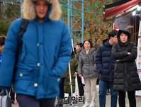 [포토] 2018수능, 아들 보내는 초조한 마음