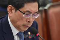 [포토] 굳은 얼굴로 법사위 출석한 박상기 장관