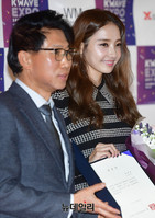 [포토] 위촉장 든 한채영-김정관 무역협회 부회장