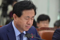 [포토] 눈 질끈 감은 김영춘 해양수산부 장관