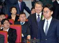 [포토] 취임식장 들어서는 이진성 신임 헌재소장