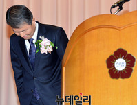 [포토] 고개숙인 이진성 신임 헌재소장