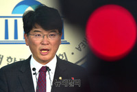 [포토] 브리핑 하는 박완주 더불어민주당 수석대변인