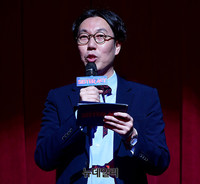 [포토] 사회보는 개그맨 김영철