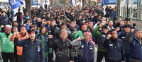 [포토] 구호 외치는 민주노총 관계자들