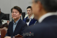 [포토] 김동철 원내대표 바라보는 안철수 대표