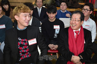 [포토] 청년들과 대화 나누는 자유한국당 홍준표 대표