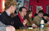 [포토] 청년들 만난 자유한국당 홍준표 대표