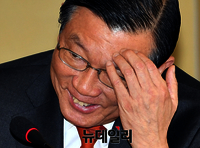 [포토] '20억'대 퇴직금 질문에 난처해 하는 박삼구 회장