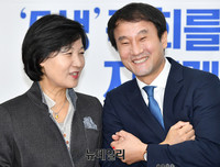 [포토] 팔짱 낀 추미애-한병도 '화기애애'