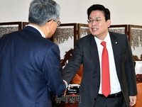 [포토] 악수 나누는 정우택-김동철