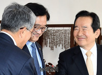 [포토] 악수 나누는 정세균-김동철