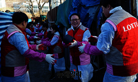 [포토] 세븐일레븐, 서울 아래성뒤마을 찾아 연탄나눔 봉사활동 진행