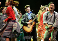 [포토] 뜨거운 사랑의 열정 담은 뮤지컬 '올슉업'