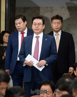 [포토] 의원총회 입장하는 정우택 원내대표