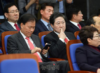 [포토] 의원총회 참석한 유기준 의원