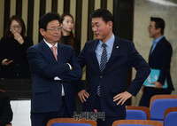 [포토] 대화나누는 이철우-황영철 의원