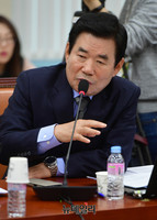 [포토] 질의하는 김진표 의원