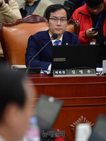 [포토] 회의 주재하는 김영우 국방위원회 위원장