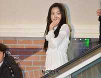 [포토] 에스컬레이터에서 내려오는 손나은