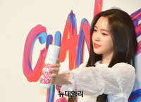 [포토] 생머리 휘날리며 등장한 손나은