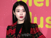 [포토] 미니스커트 입고 등장한 아이유