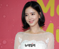 [포토] 강한나, 순백드레스 입고 '수줍은 미소'