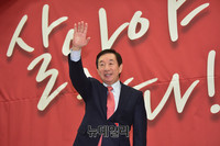 [포토] 손 들어 인사하는 자유한국당 김성태 의원