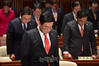 [포토] 영흥도  침몰 사고 피해자들 대한 묵념하는 자유한국당