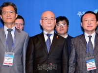 [포토] 기념촬영 하는 이효성 방통위원장