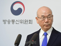 [포토] 방통위원회 결과 발표하는 이효성 위원장