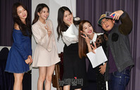 [포토] 셀카찍는 4명의 여배우와 감독