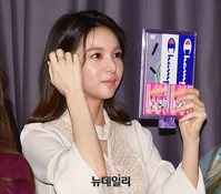 [포토] 거울보는 피에스타 김재이