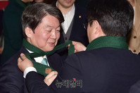[포토] 녹색 목도리 두르는 안철수 국민의당 대표