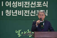 [포토] 축하하는 김동철 원내대표