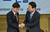 [포토] 낙선자들과 인사 나누는 한선교 의원