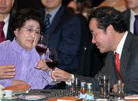 [포토] 건배하는 이희호-이낙연