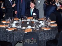 [포토] 먼저 착석한 안철수 국민의당 대표