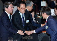 [포토] 악수 나누는 박지원 전 국민의당 비대위원장