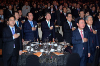 [포토] 국민의례 하는 여야 지도부