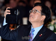 [포토] 이낙연 축사 촬영하는 우원식