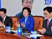 [포토] 최승호 신임 MBC 사장 위해 박수치는 더불어민주당